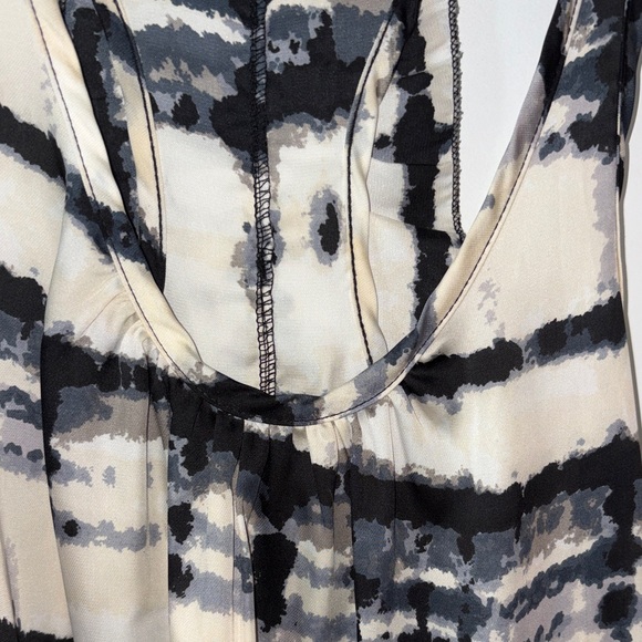 Express Black and White Patterned Sleeveless Camisole - Picture 4 of 7